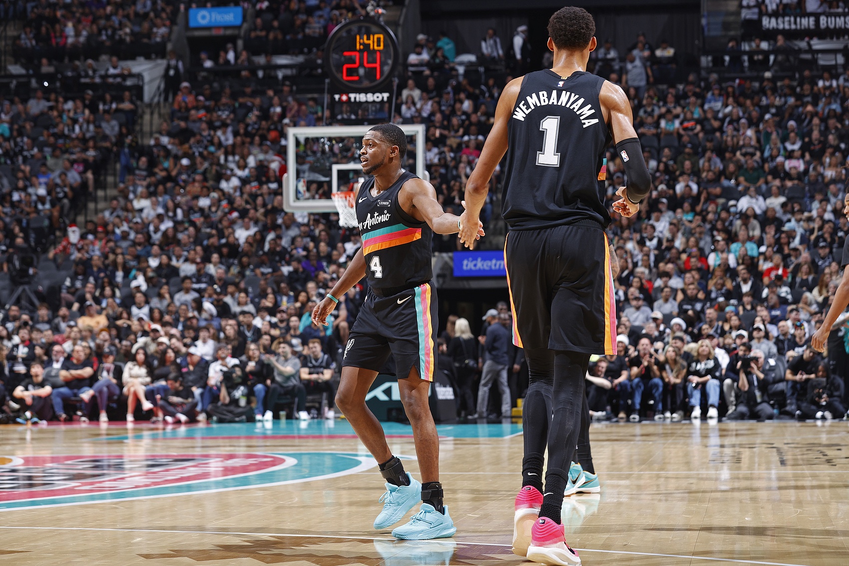 开云体育平台-福克斯：绿军今天的防守不常见 他们让文班在低位持球 我们作掩护