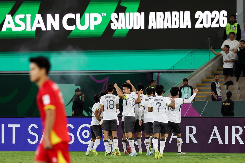 KAIYUN SPORTS-越南红牌动作太脏，球迷呼吁国足上诉！本场MVP出炉，并非李昊