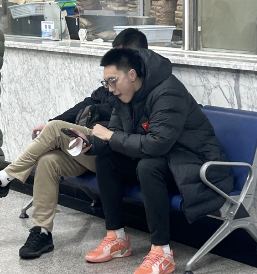 电竞真人-贺希宁曝光胡明轩无缘世预赛原因：膝伤复发 回国第一时间去医院