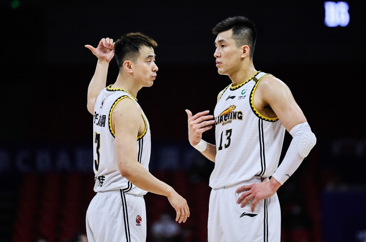 KAIYUN SPORTS-后场双核有一个非要走？杨鸣：我尽量把他往回拉 但决定权不在我